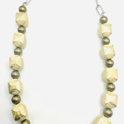 Colar com contas douradas facetadas e bolas metálicas bronze em corrente prateada