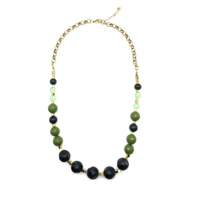 Colar com contas pretas e verdes em corrente dourada