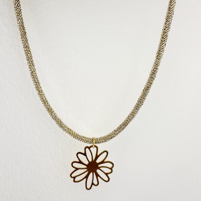 Colar dourado com pendente de flor estilizada