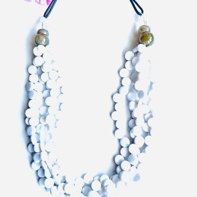 Colar de discos brancos e contas verdes com fecho em cordão preto