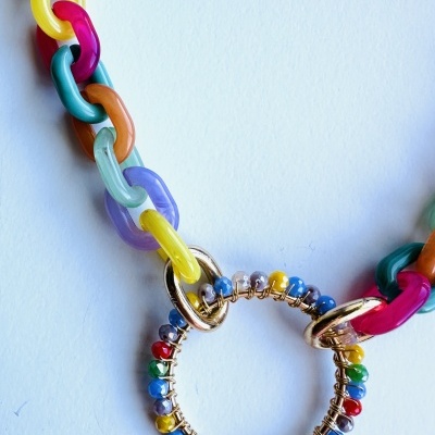 Colar com elos coloridos e pendente metálico com contas coloridas
