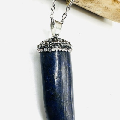 Colar com pendente azul em forma de dente e corrente prateada