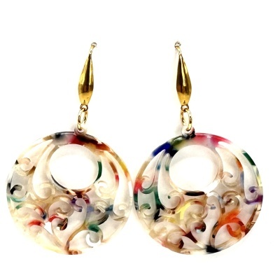 Brincos redondos transparentes com padrões coloridos e gancho dourado