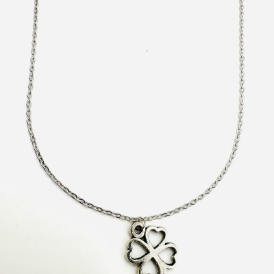 Colar de metal prateado com pendente de trevo de quatro folhas