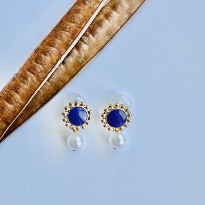 Brincos dourados com esfera azul escuro e pérola branca