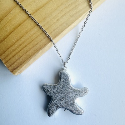 Colar prateado com pendente em forma de estrela do mar rugosa