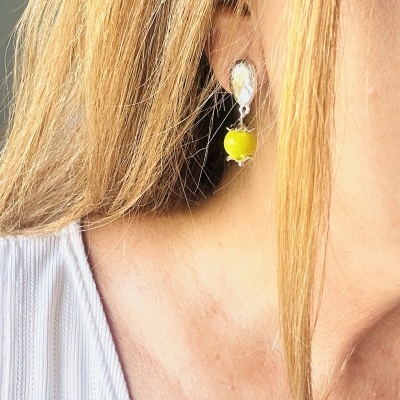 Brinco pendente com gema branca e esfera amarela