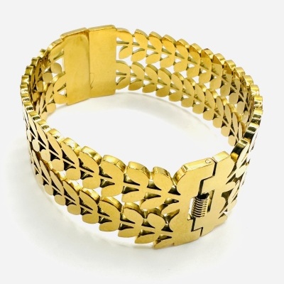 Pulseira dourada em metal com padrão de elos triangulares