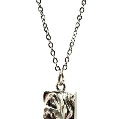 Colar com pendente retangular prateado texturizado