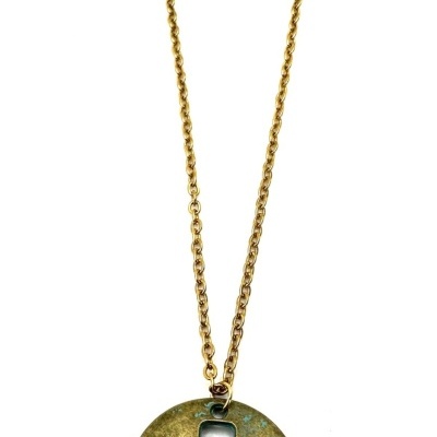 Colar dourado com pendente redondo em metal com recorte de cruz e letras azuis