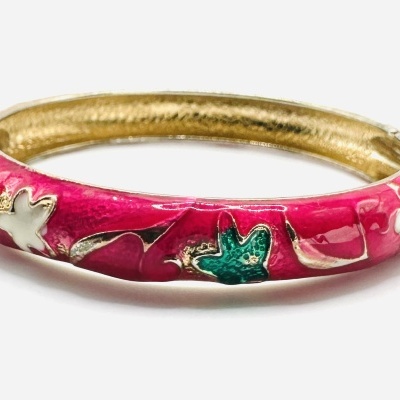 Pulseira rígida em metal dourado com padrão floral colorido
