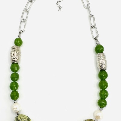 Colar com contas verdes, pedras ovais e esferas brancas em fundo branco