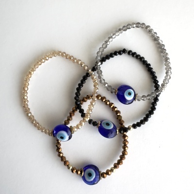 Pulseiras com contas facetadas coloridas e pingente de olho azul