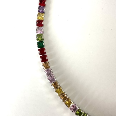 Pulseira colorida com pedras quadradas em metal prateado sobre fundo branco