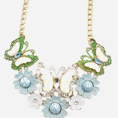 Colar dourado com borboletas e flores coloridas em azul, verde, branco e amarelo