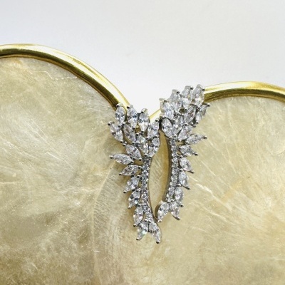 Brincos ou pendentes com pedras transparentes em superfície dourada