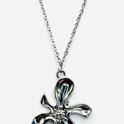 Colar prateado com pendente de flor de pétalas irregulares