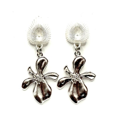 Brincos pendentes prateados em forma de flor com textura raiada e pétalas detalhadas