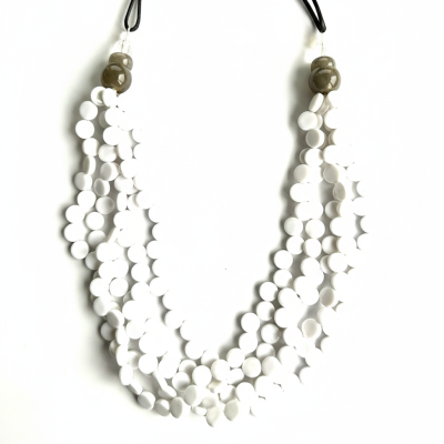 Colar com múltiplas contas redondas brancas e duas contas grandes marrons