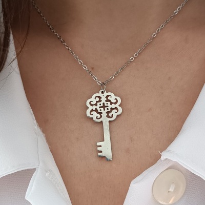 Colar com corrente prateada e pendente em forma de chave estilizada