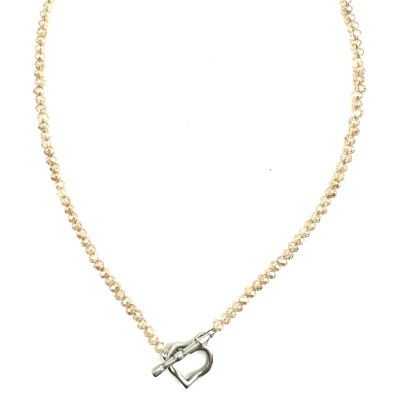 Colar com contas pequenas bege claro e fecho de coração prateado