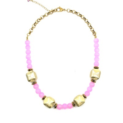 Colar dourado com contas cor-de-rosa e contas maiores douradas.