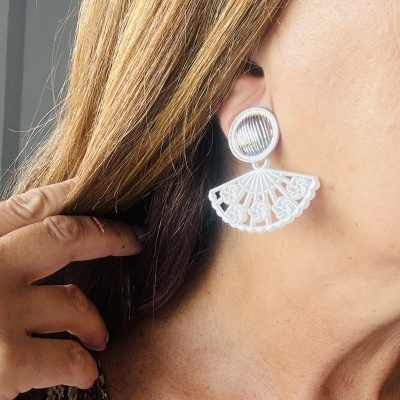 Brinco branco em renda com base circular e pendente em forma de leque