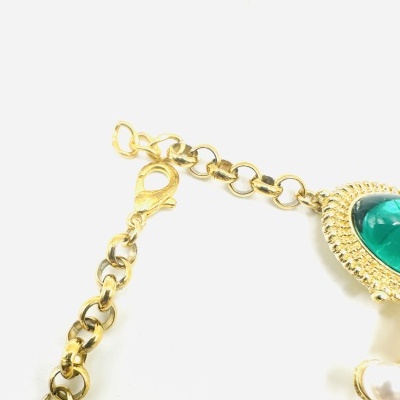 Colar dourado com pendente de pedra verde e pérola