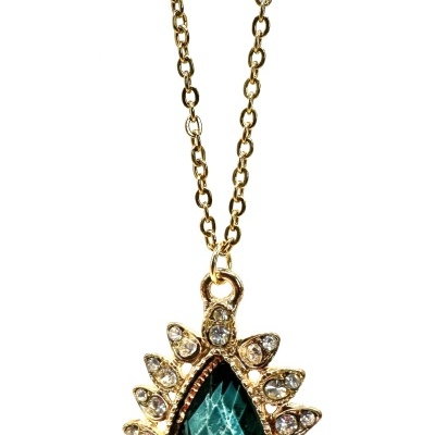 Colar dourado com pedra verde em destaque e pedras pequenas transparentes