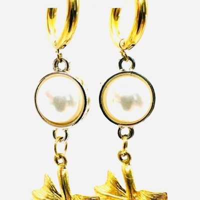 Brincos pendentes dourados com pérolas e folhas