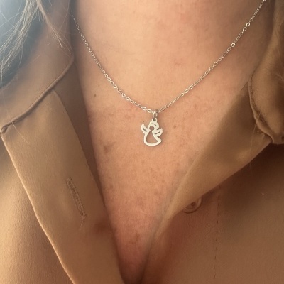 Colar prateado com pendente de anjo usado no pescoço