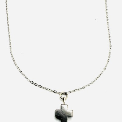 Colar prateado com pendente em forma de cruz