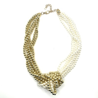 Colar de contas dourado e branco pérola com múltiplas fileiras trançadas