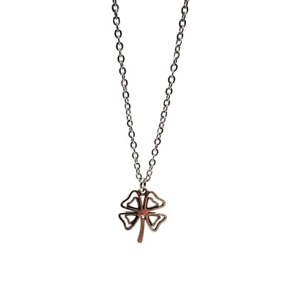 Colar prateado com pendente de trevo de quatro folhas recortado