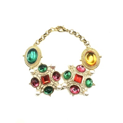 Pulseira com pedras coloridas, pérolas e fecho dourado sobre fundo branco