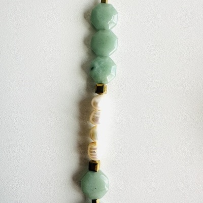 Colar com contas verdes facetadas, contas brancas irregulares e separadores dourados