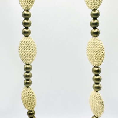 Colar com contas ovais bege texturadas e esféricas douradas