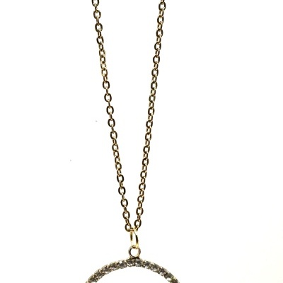 Colar dourado com pendente circular e pérolas