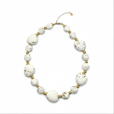 Colar de contas brancas com manchas douradas e espaçadores dourados