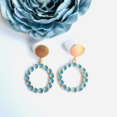 Brincos circulares azuis com base oval dourada e flor azul de tecido