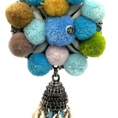 Colar artesanal com pompons coloridos e pendentes de conchas e moedas
