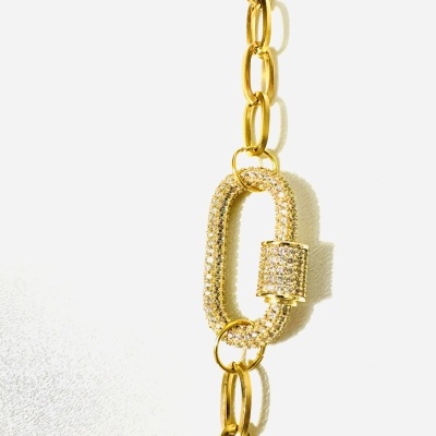 Colar em metal dourado com elos alongados e elo oval com cristais brilhantes