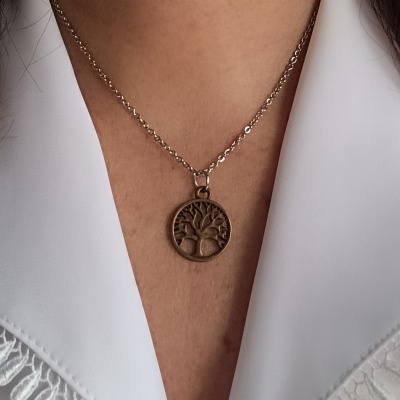 Colar com pendente árvore da vida em bronze sobre vestido branco com renda