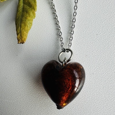 Colar com pendente em forma de coração de âmbar castanho escuro com corrente metálica prateada