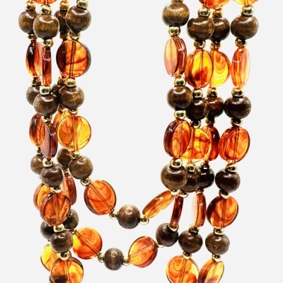 Colar com contas de madeira castanha e contas laranjas translúcidas em fundo branco