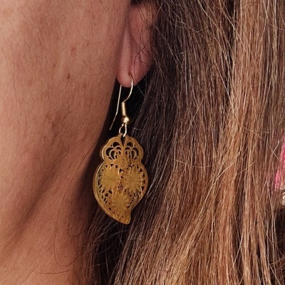 Brinco dourado pendente com padrão floral recortado