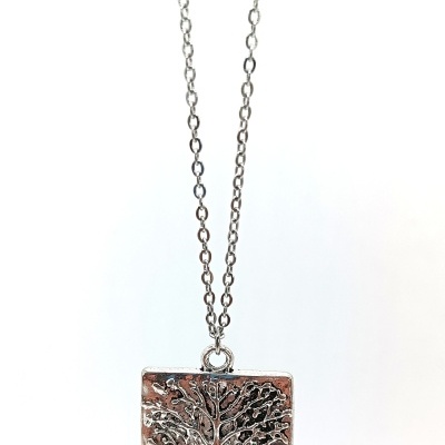 Colar prateado com pendente retangular em relevo de árvore