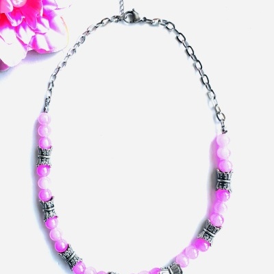 Colar de contas rosa com espaçadores metálicos e fecho de corrente