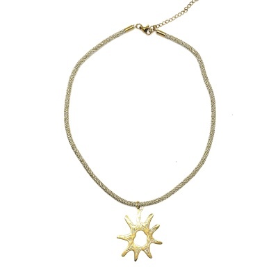 Colar dourado com pendente em forma de sol