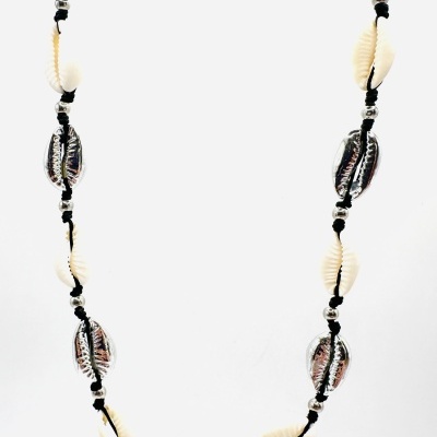 Colar de conchas naturais e metálicas com cordão preto sobre fundo branco